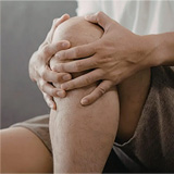 Kolano skoczka – przyczyny, objawy, leczenie i rehabilitacja