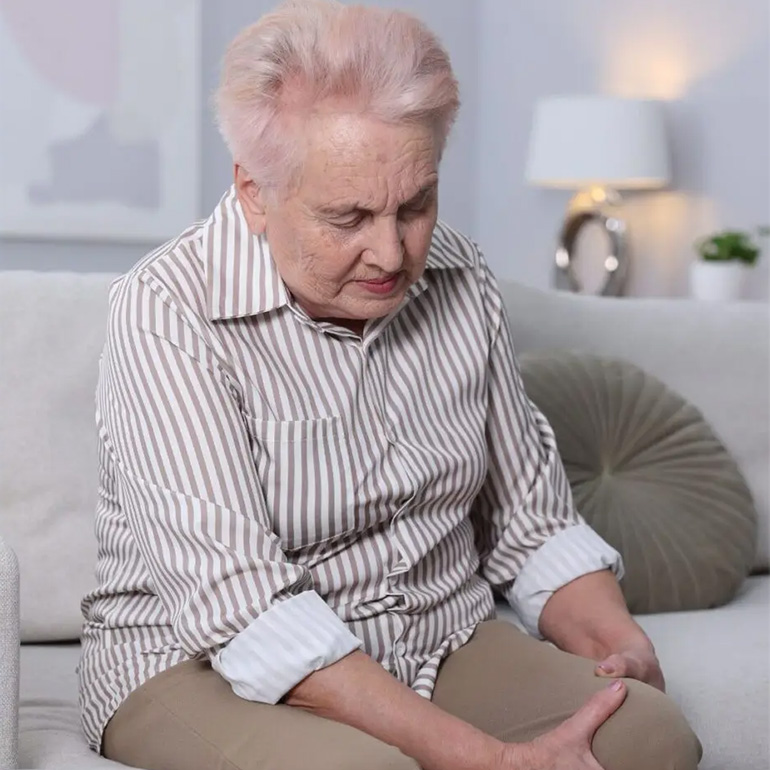 Ból kolan u starszej osoby – co oznacza i jak go leczyć?
